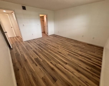 6503 Winfield Boulevard - Photo Thumbnail 10