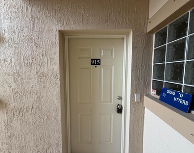 1095 Golden Lakes Boulevard - Photo Thumbnail 3