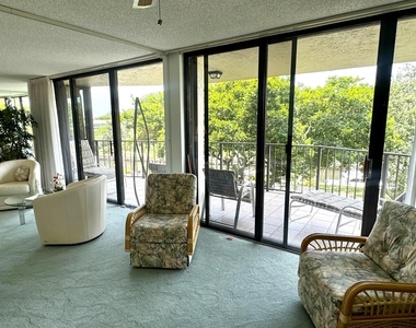 799 Jeffery Street - Photo Thumbnail 13