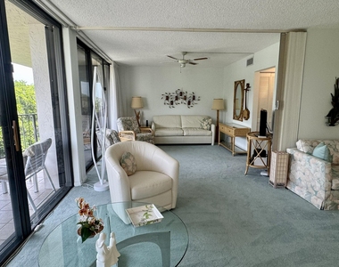 799 Jeffery Street - Photo Thumbnail 10