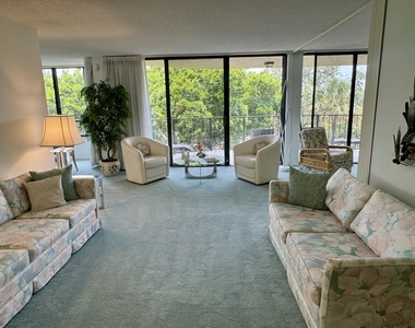 799 Jeffery Street - Photo Thumbnail 2