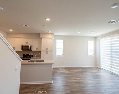 401 Verna St - Photo Thumbnail 3