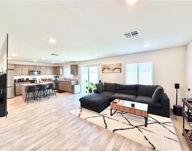 30607 Cyclone Avenue - Photo Thumbnail 5