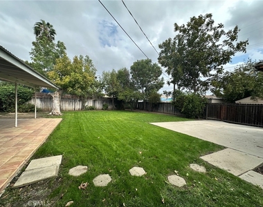 6724 Jumilla Avenue - Photo Thumbnail 30
