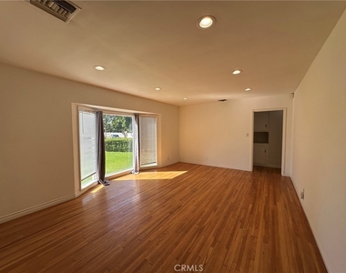 6724 Jumilla Avenue - Photo Thumbnail 2