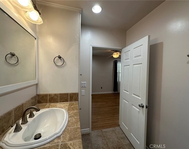 6724 Jumilla Avenue - Photo Thumbnail 25