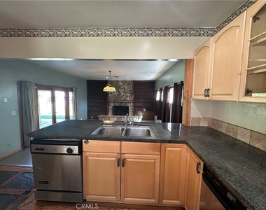 6724 Jumilla Avenue - Photo Thumbnail 7