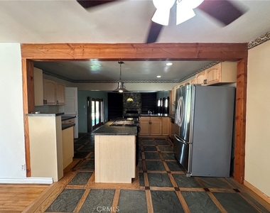 6724 Jumilla Avenue - Photo Thumbnail 4