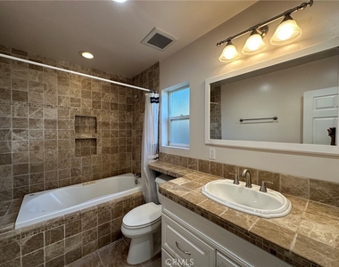 6724 Jumilla Avenue - Photo Thumbnail 24