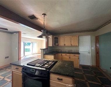 6724 Jumilla Avenue - Photo Thumbnail 5