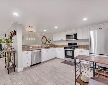 5009 Woodman Avenue - Photo Thumbnail 6