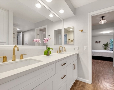 5009 Woodman Avenue - Photo Thumbnail 9