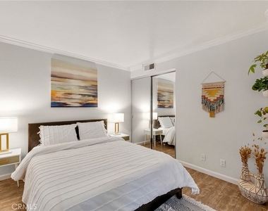 5009 Woodman Avenue - Photo Thumbnail 13
