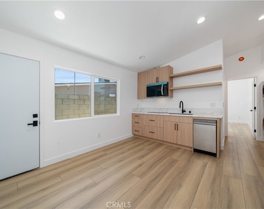22930 Leadwell Street - Photo Thumbnail 5