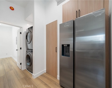 22930 Leadwell Street - Photo Thumbnail 6
