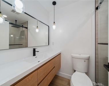 22928 Leadwell Street - Photo Thumbnail 18
