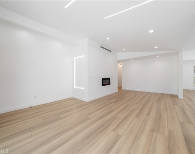 22928 Leadwell Street - Photo Thumbnail 4