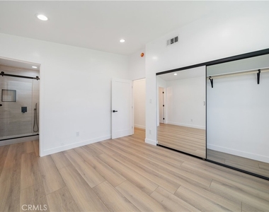 22928 Leadwell Street - Photo Thumbnail 17