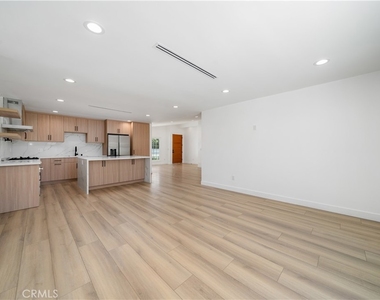 22928 Leadwell Street - Photo Thumbnail 9