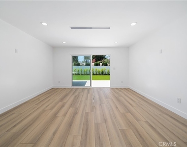 22928 Leadwell Street - Photo Thumbnail 21