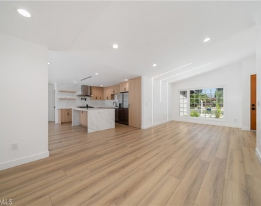 22928 Leadwell Street - Photo Thumbnail 6