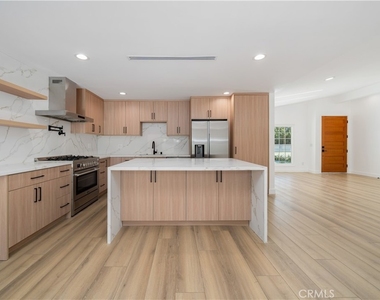 22928 Leadwell Street - Photo Thumbnail 10