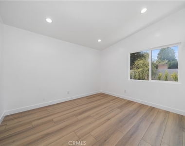 22928 Leadwell Street - Photo Thumbnail 11
