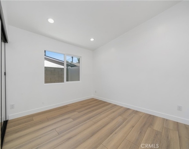 22928 Leadwell Street - Photo Thumbnail 12
