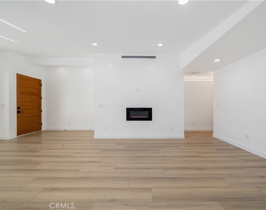 22928 Leadwell Street - Photo Thumbnail 5