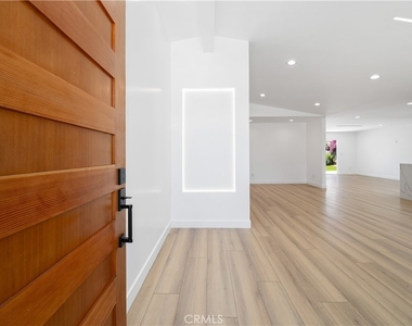 22928 Leadwell Street - Photo Thumbnail 2