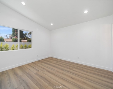 22928 Leadwell Street - Photo Thumbnail 15