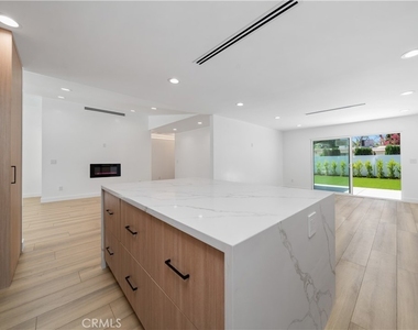22928 Leadwell Street - Photo Thumbnail 19