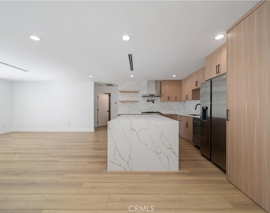 22928 Leadwell Street - Photo Thumbnail 7