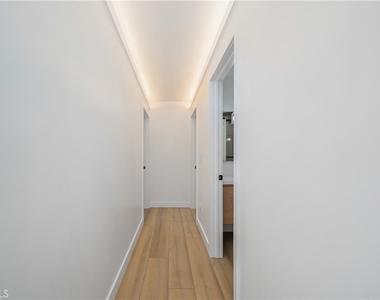 22928 Leadwell Street - Photo Thumbnail 13