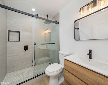 22928 Leadwell Street - Photo Thumbnail 14