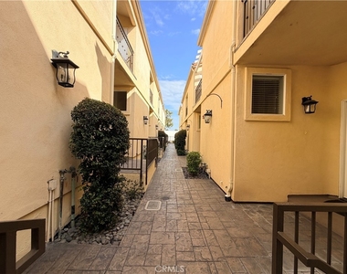 1323 Post Ave - Photo Thumbnail 16