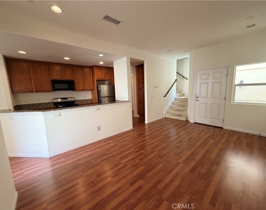 1323 Post Ave - Photo Thumbnail 1