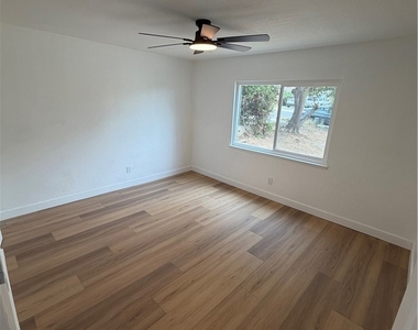 527 W 10th - Photo Thumbnail 5