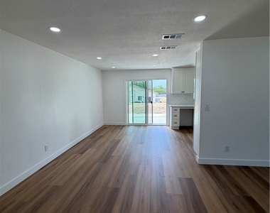527 W 10th - Photo Thumbnail 2