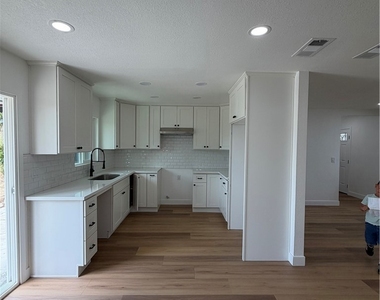 527 W 10th - Photo Thumbnail 3