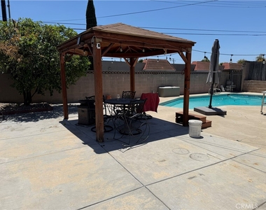 910 Orangewood - Photo Thumbnail 2