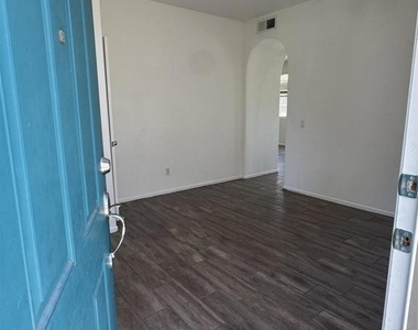 973 Yosemite Drive - Photo Thumbnail 1