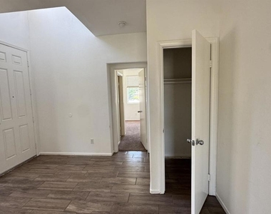 973 Yosemite Drive - Photo Thumbnail 4