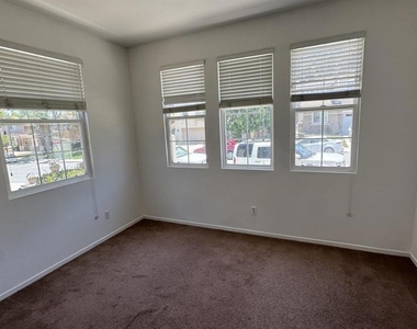 973 Yosemite Drive - Photo Thumbnail 7