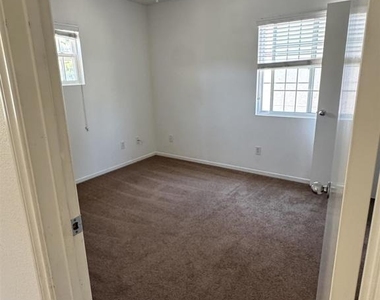 973 Yosemite Drive - Photo Thumbnail 5
