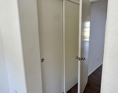 973 Yosemite Drive - Photo Thumbnail 9