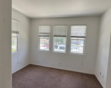973 Yosemite Drive - Photo Thumbnail 6
