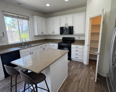 973 Yosemite Drive - Photo Thumbnail 14