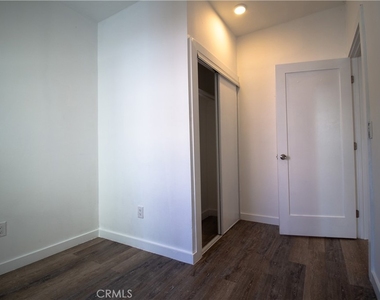1411 Burlington Avenue - Photo Thumbnail 4