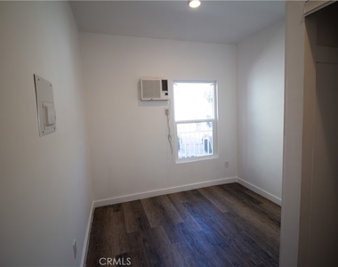 1411 Burlington Avenue - Photo Thumbnail 3